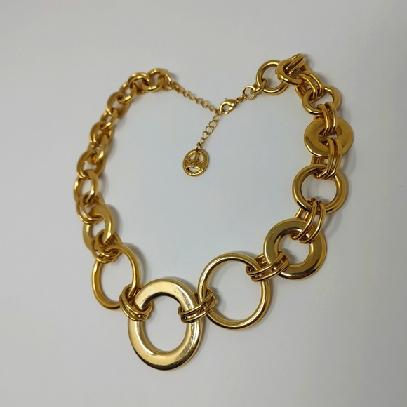 Vintage 80's Crown Trifari White Enamel and Gold Tone Necklace - Picture 9 of 12